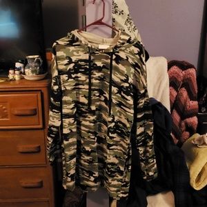 Women's pull over camo hoddie.